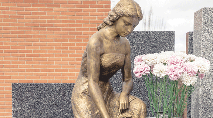Cementerio Fuencarral estatua y flores - Servicios funerarios EMSFCM Madrid