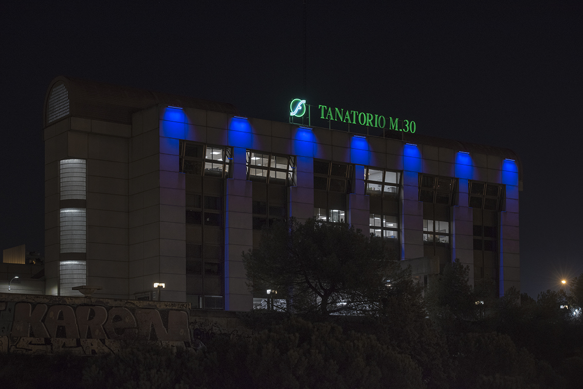 Iluminación especial en homenaje a los fallecidos y los servicios básicos