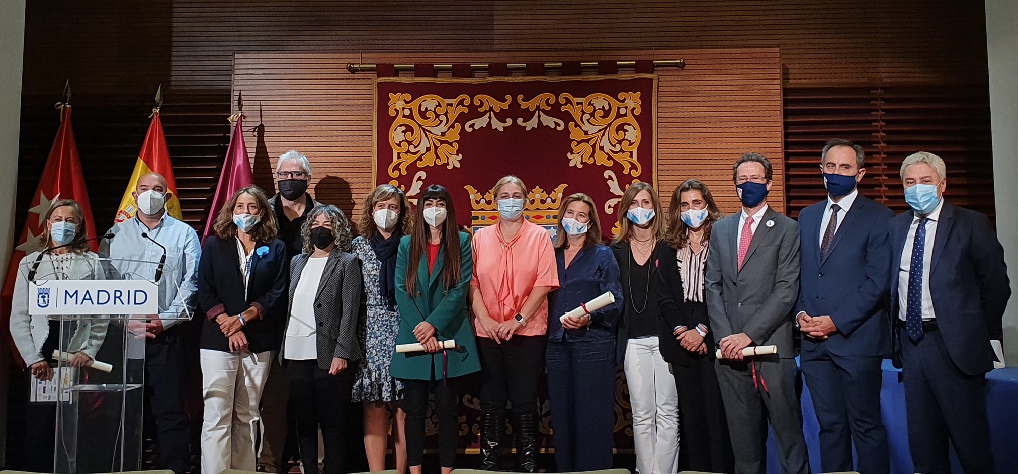 Foto de grupo entrega premios ayuda al duelo ayuntamiento de madrid