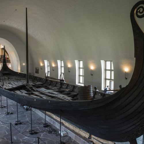 Hallan un enorme barco funerario vikingo en Noruega