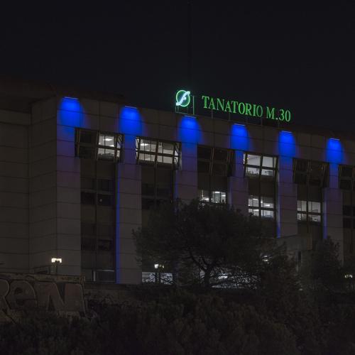 Iluminación especial en homenaje a los fallecidos y los servicios básicos